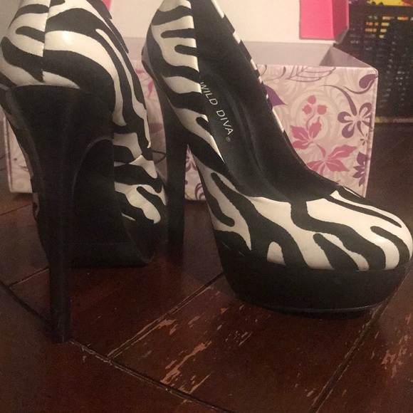 5 1/2 black and white heels - Picture 4 of 4